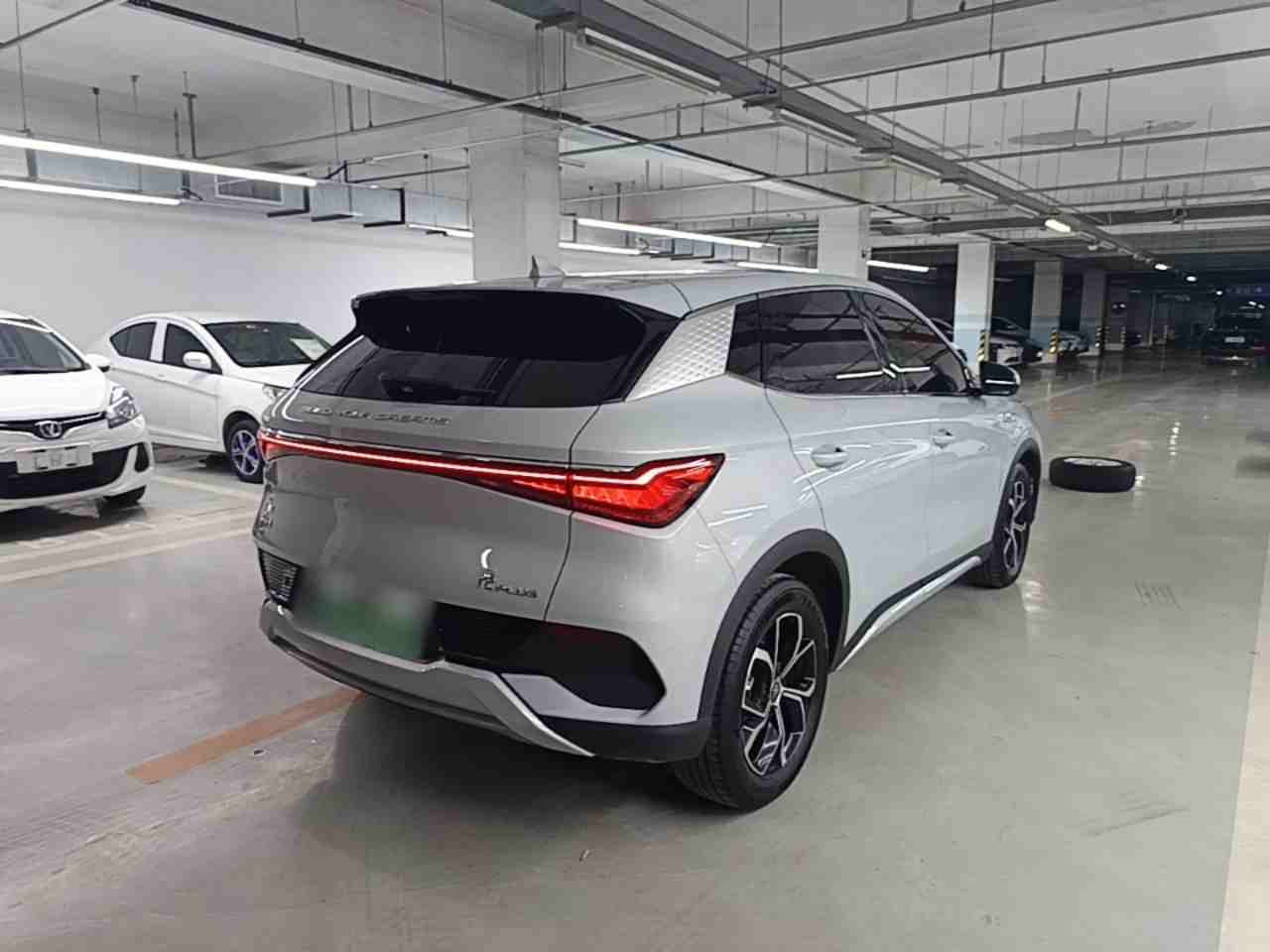 车辆右后45度外观展示