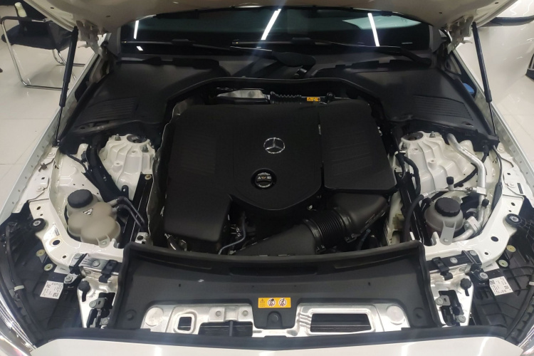 奔驰C级 2022款 C 260 L 运动版机舱底盘24