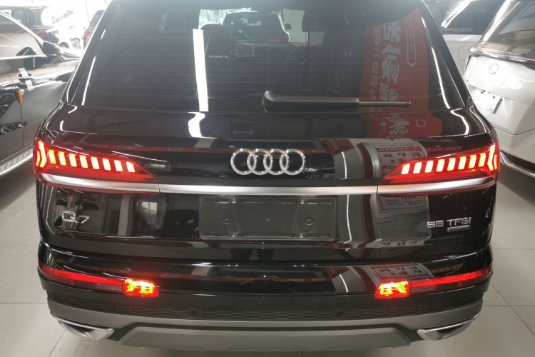 奥迪Q7 2020款 55 TFSI quattro S line运动型车身外观6