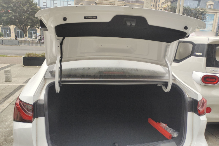 荣威i5 2023款 1.5L 手动舒享版机舱底盘23