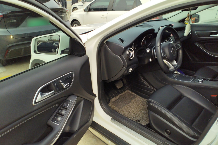 奔驰GLA 2019款 GLA 200 动感型中控内饰20