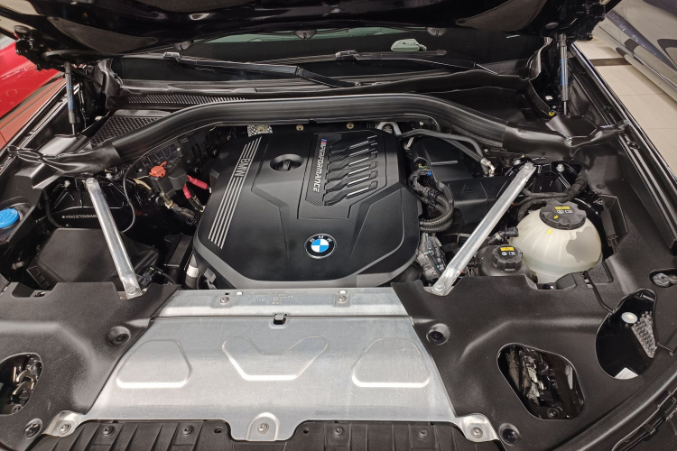 宝马X4 2022款  M40i机舱底盘24