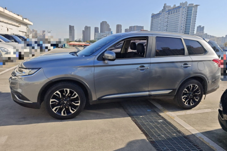 三菱 欧蓝德 2019款 2.0L 两驱畅享版 7座 国VI车身外观4