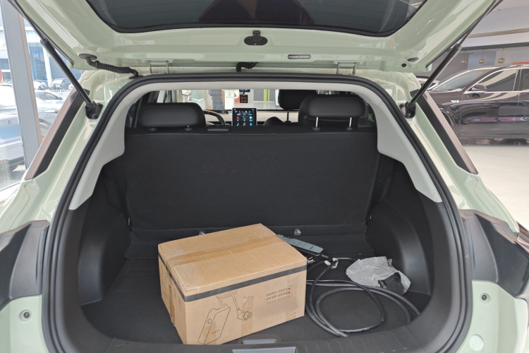 哪吒汽车 哪吒V 2022款 潮 400 Lite机舱底盘23