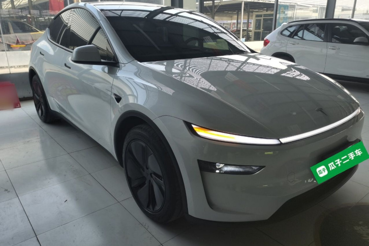 特斯拉 Model Y 2025款 后轮驱动版车身外观3