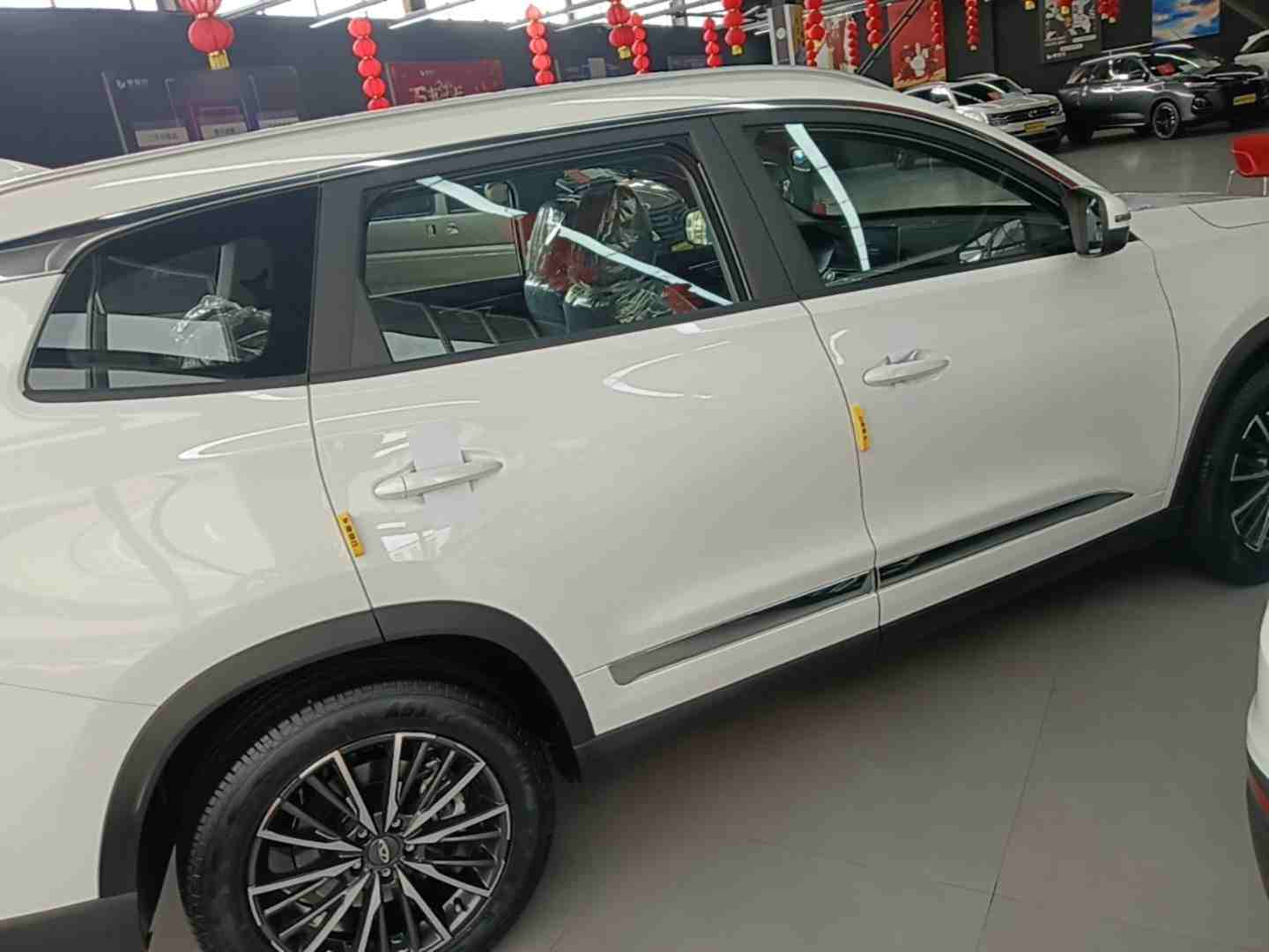 车辆右后45度外观展示