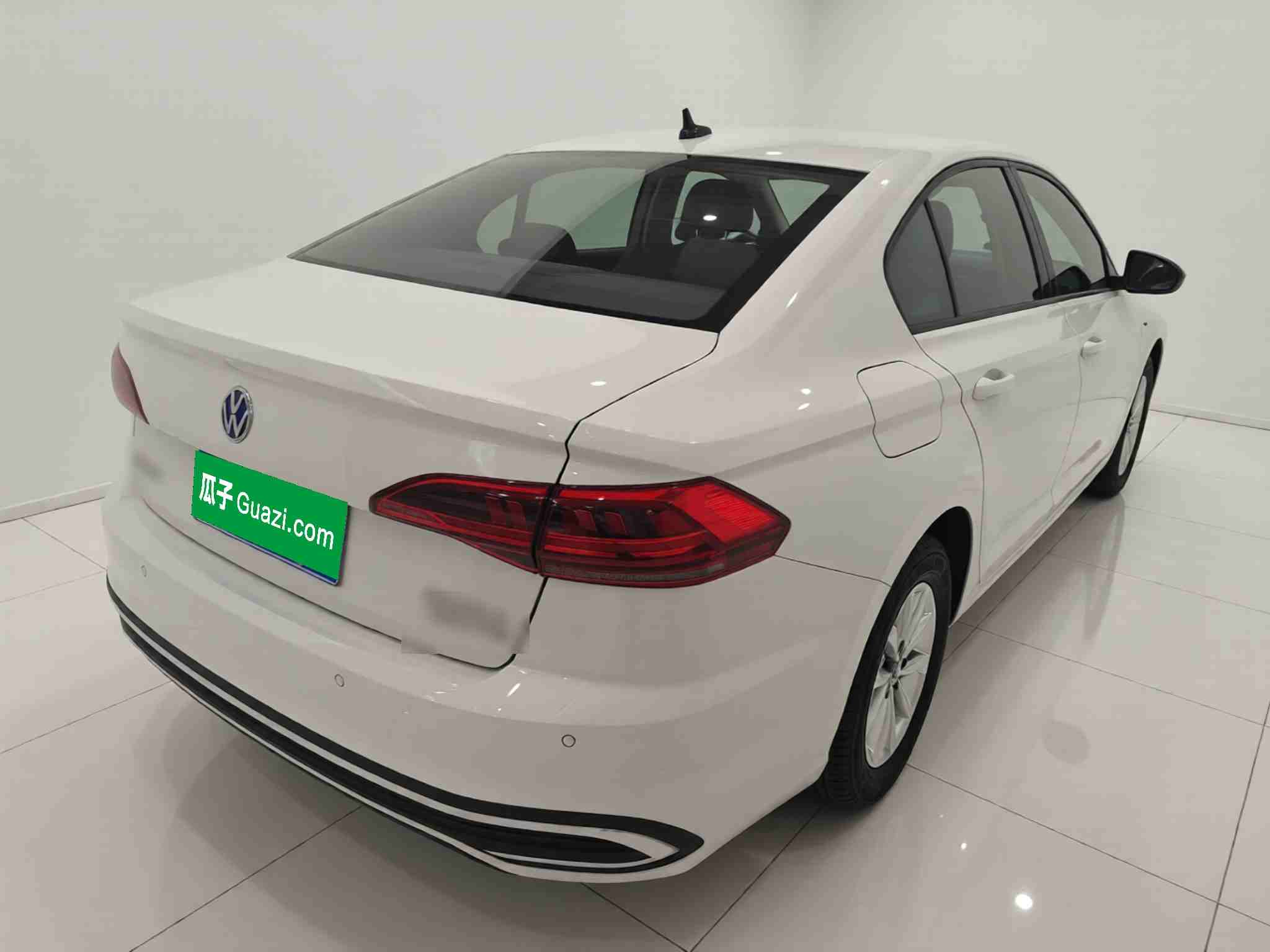 车辆右后45度外观展示