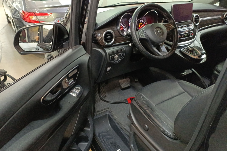 奔驰V级 2018款 V 260 领航版 国V中控内饰7003