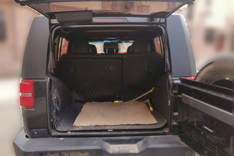 北京BJ40 2017款 40L 2.3T 自动四驱环塔冠军版局部细节23