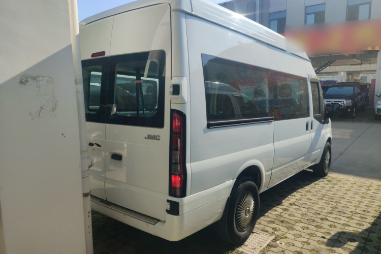 江铃福顺 2023款 2.0T 自动中轴中高顶商运型多功能乘用车7座车身外观7