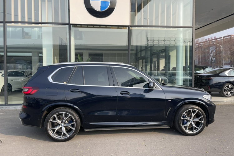 宝马X5(进口) 2021款 xDrive40i 尊享型 M运动套装车身外观6006