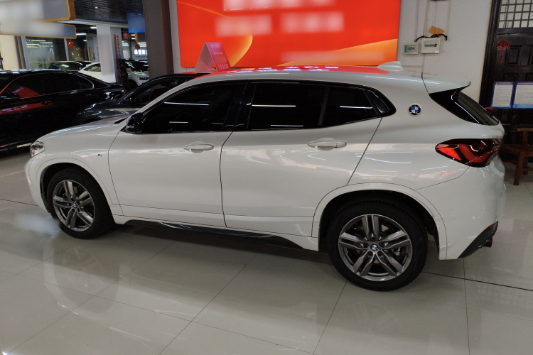 宝马X2 2023款 sDrive25i M运动曜夜版车身外观4