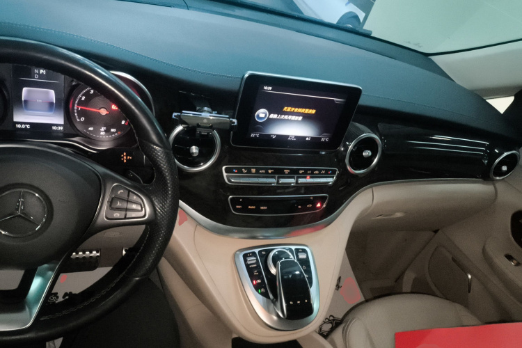 奔驰V级 2017款 V 260 L 尊贵加长版中控内饰12