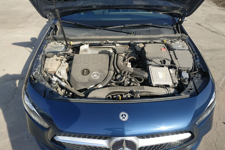 奔驰A级 2020款 A 200 L 运动轿车机舱底盘24