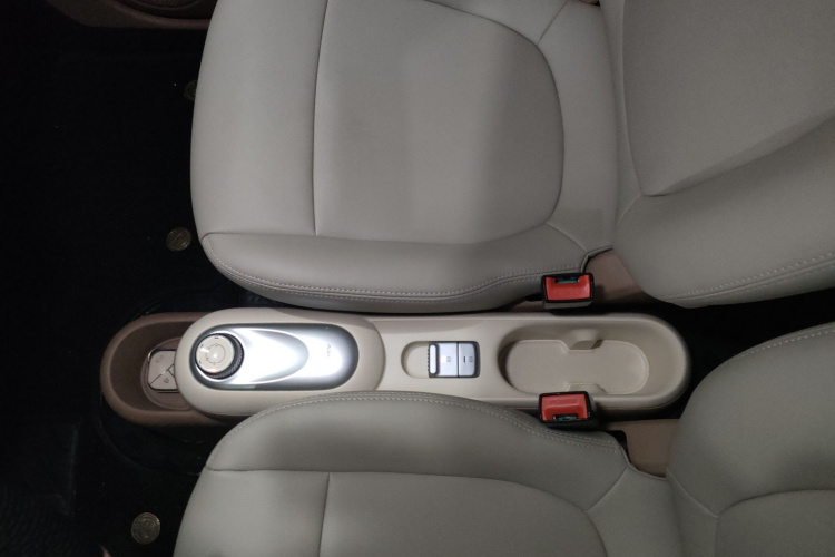 五菱汽车 宏光MINIEV 2025款 四门版 臻享款中控内饰7005