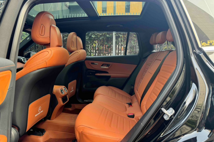 奔驰GLC 2023款 改款 GLC 260 L 4MATIC 豪华型 5座中控内饰7011