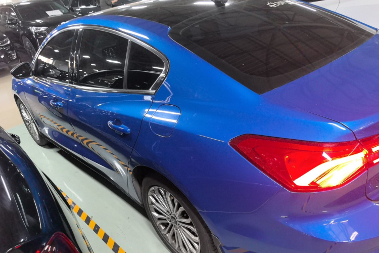 福特 福克斯 2019款 三厢 EcoBoost 180 自动锋耀型车身外观4