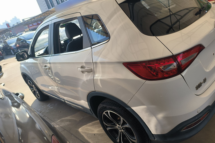 一汽 森雅R7 2016款 1.6L 自动尊贵型车身外观4