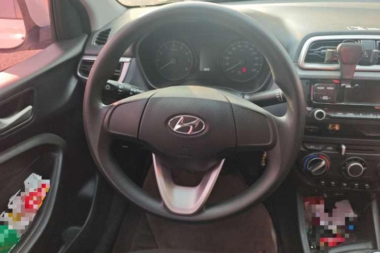 现代 瑞纳 2017款 1.4L 手动焕彩版 国V中控内饰13