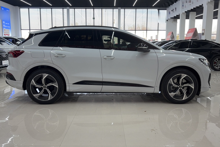 奥迪Q4 e-tron 2024款 50 e-tron quattro 创境曜夜版车身外观6002