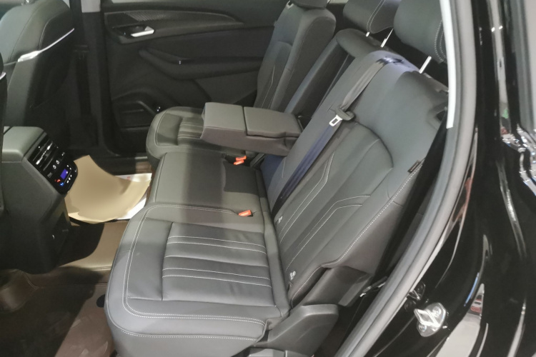 奥迪Q6 2024款 40 TFSI quattro 观云型 羽林套装 7座中控内饰7004