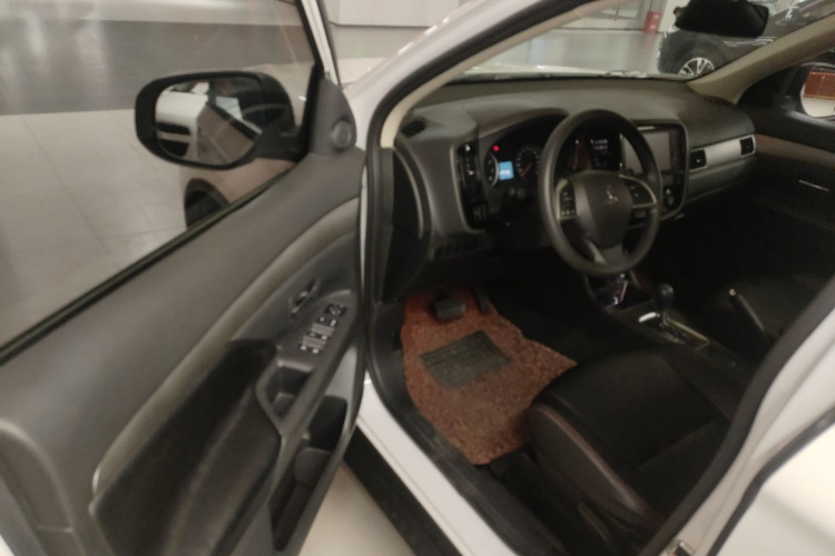 三菱 欧蓝德 2016款 2.0L 两驱风尚版 5座中控内饰7003