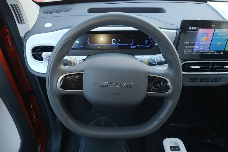 吉利银河 2025款 210km 熊猫骑士中控内饰13