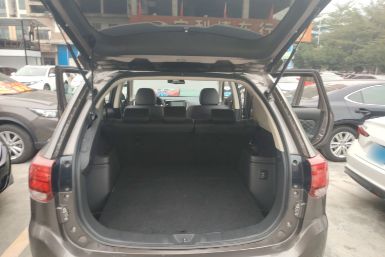 三菱 欧蓝德 2020款 2.4L 四驱致享版 5座机舱底盘23