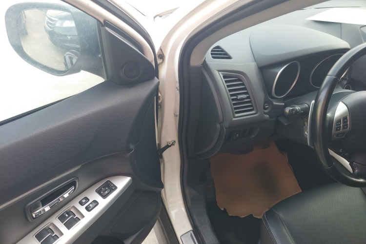 三菱 劲炫ASX 2013款 2.0L CVT四驱旗舰版中控内饰20