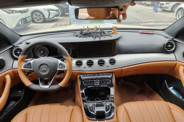 奔驰E级 2017款 E 300 运动型中控内饰7001