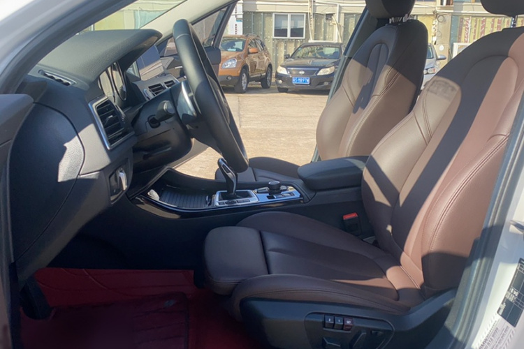 宝马1系 2020款 125i 领先型M运动套装中控内饰7001