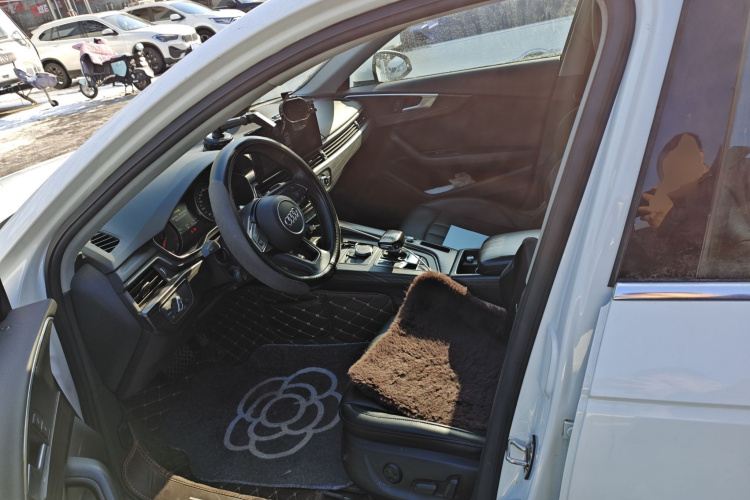 奥迪A4L 2018款 30周年年型 40 TFSI 进取型中控内饰19