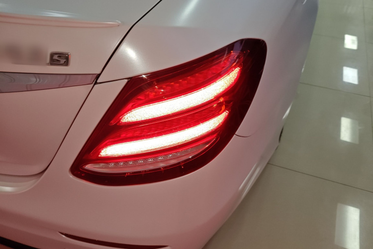 奔驰E级 2017款 改款 E 300 运动型车身外观6006