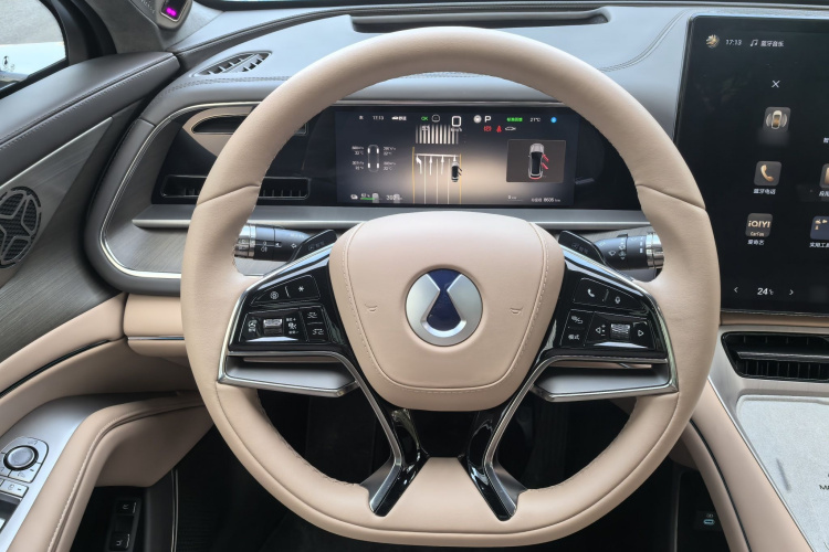 腾势N7 2025款 630 四驱智驾双激光旗舰版中控内饰7005