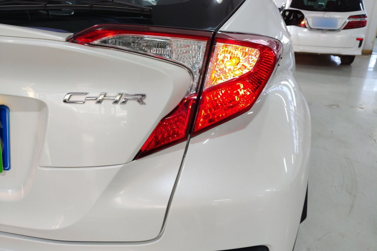 丰田C-HR 2020款 2.0L 领先版车身外观9