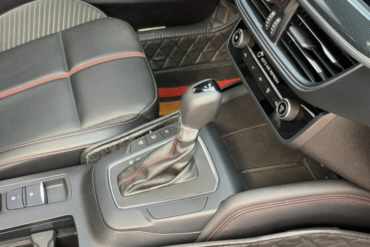 福特 福克斯 2022款 三厢 EcoBoost 180 自动ST Line中控内饰7010