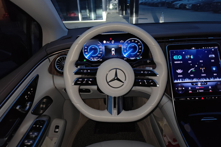 奔驰EQE 2022款 350 豪华版中控内饰13