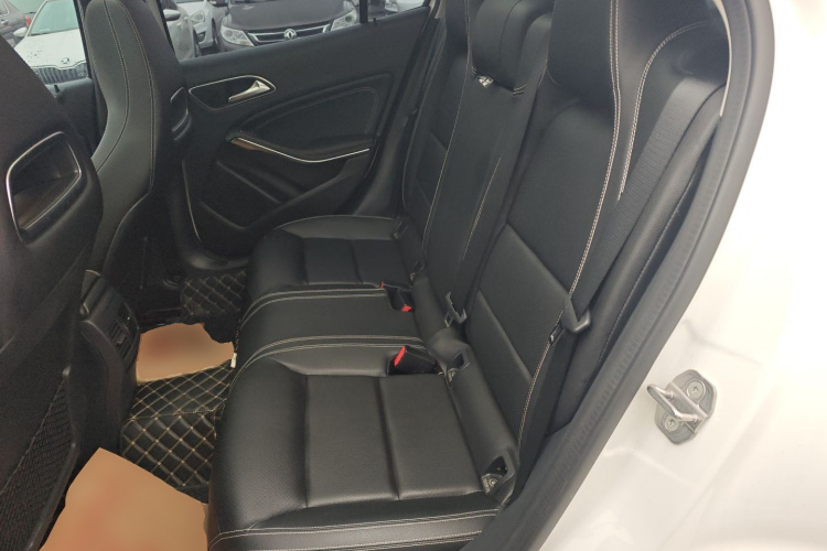 奔驰GLA 2019款 GLA 200 动感型中控内饰21