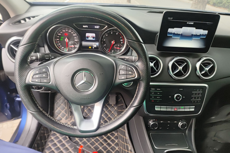 奔驰GLA 2018款 GLA 200 动感型中控内饰13