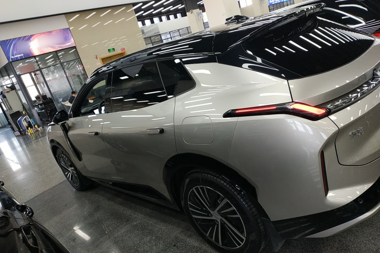 领克08 EM-P 2023款 120km 长续航Halo车身外观4