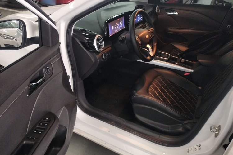 雪佛兰 科鲁泽 2023款 1.5L 双离合乐享版中控内饰7003