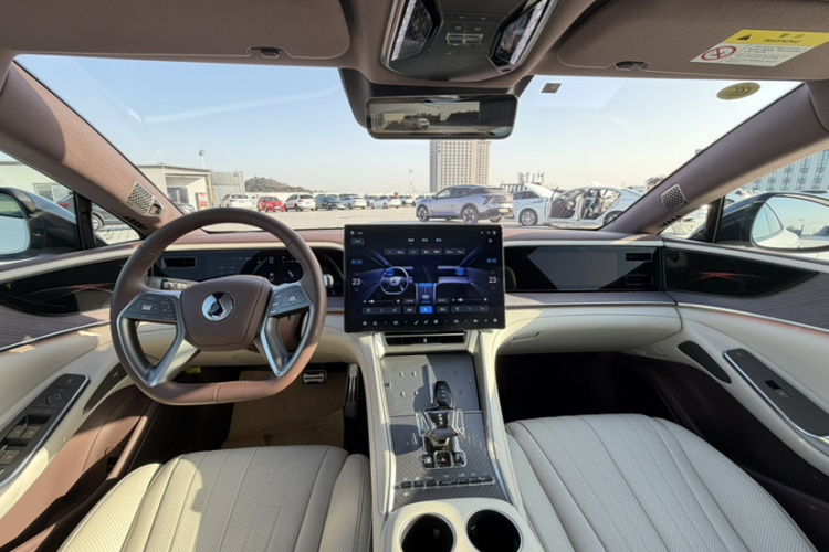 腾势Z9GT 2024款 1100四驱Max版中控内饰7002