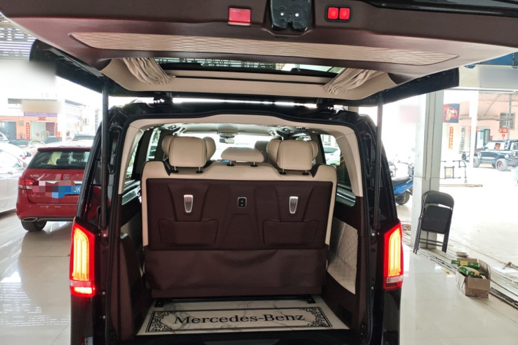 奔驰 威霆 2021款 2.0T 精英版 7座机舱底盘23