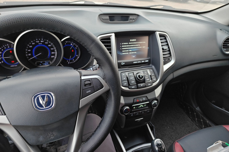 长安 逸动 2015款 1.6L 手动俊酷型 国V中控内饰12