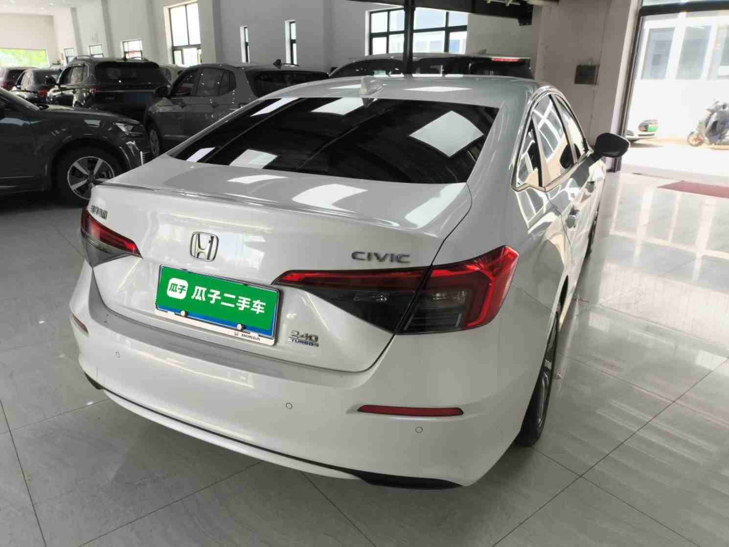 车辆右后45度外观展示