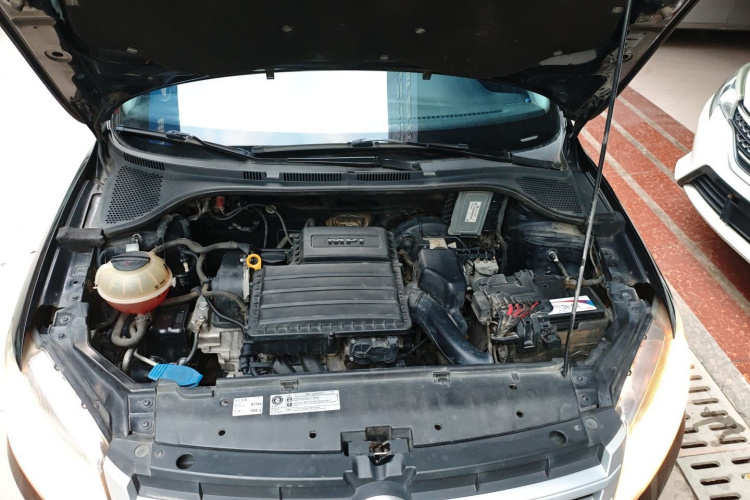 大众 桑塔纳 2013款 1.4L 手动风尚版机舱底盘24