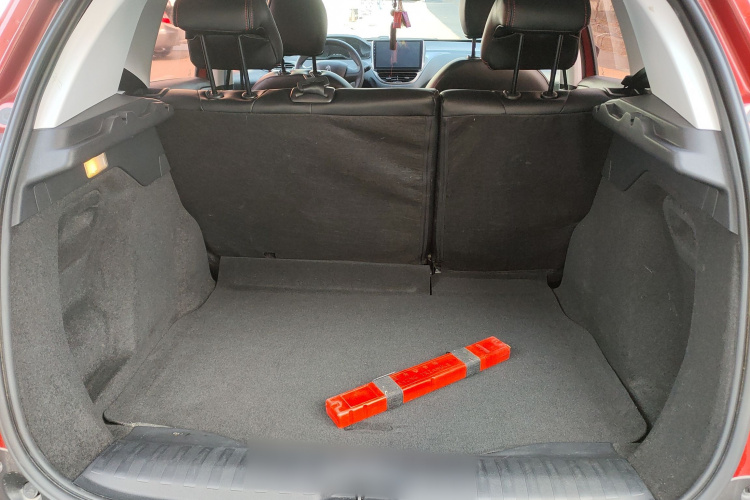 标致2008 2018款 1.6L 自动潮流版机舱底盘23