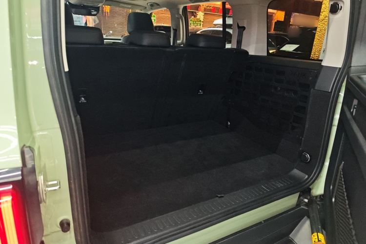 坦克300 2021款 城市版 2.0T 很有型机舱底盘23