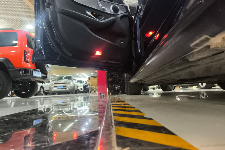 奔驰C级 2018款 C 200 运动版局部细节9002