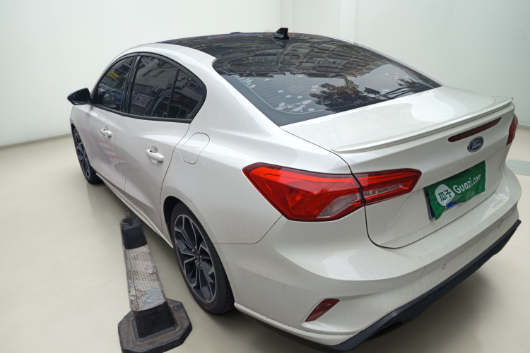 福特 福克斯 2020款 三厢 EcoBoost 180 自动ST Line车身外观5